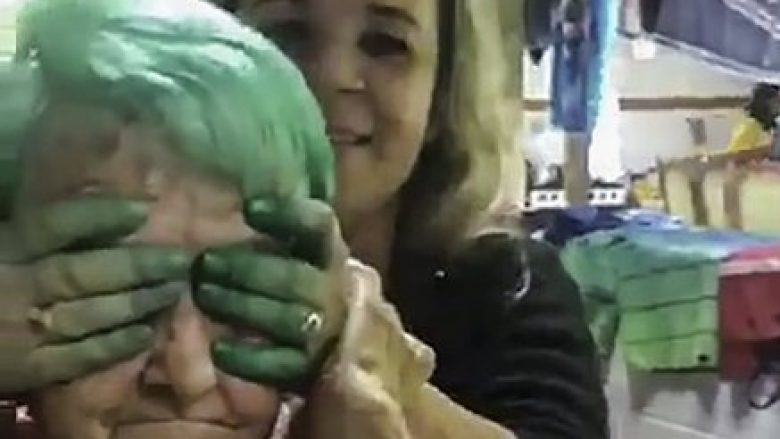 Gëzimi i 80-vjeçares pasi ia lyen flokët për herë të parë (Video)