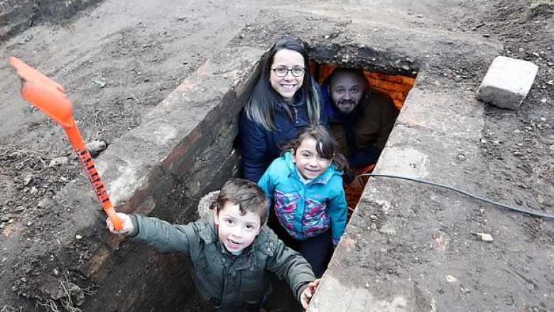 Gjatë rregullimit të oborrit, gjetën një bunker të fshehur për një kohë të gjatë (Foto)