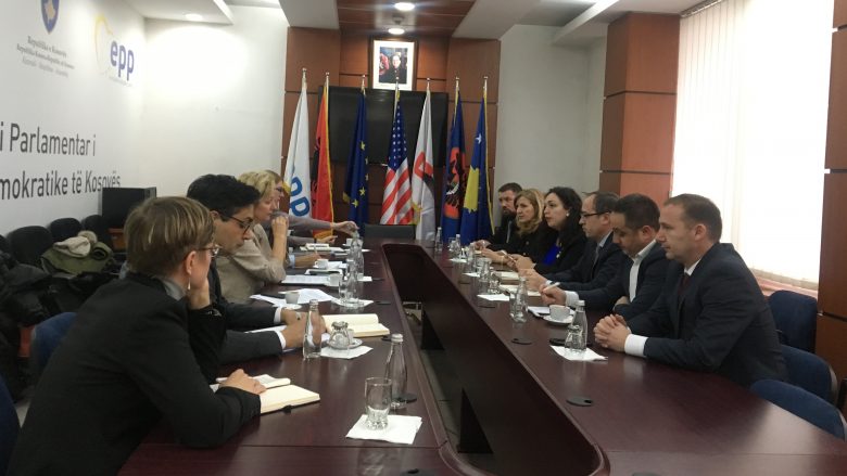 Deputetët e LDK-së takojnë Apostolovan, ia paraqesin qëndrimet lidhur me proceset nëpër të cilat po kalon Kosova