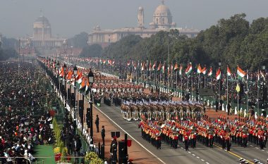 India feston Ditën e Republikës: Qindra nxënës, këngëtarë folklorikë, policë dhe ushtarë parakaluan nëpër New Delhi (Foto)