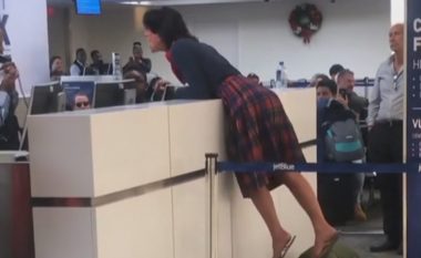 Humbi fluturimin, gruaja e zemëruar “ngre në këmbë” aeroportin (Video)
