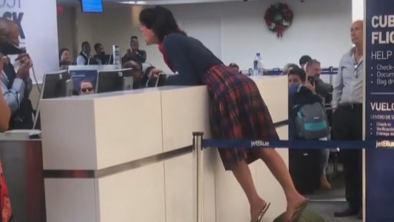 Humbi fluturimin, gruaja e zemëruar “ngre në këmbë” aeroportin (Video)