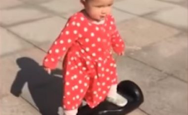 Ka vetëm 14 muaj, aftësitë saj në manovrimin e hoverboardit janë të mahnitshme (Video)