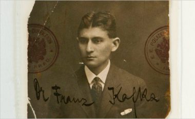 Thënie nga Franz Kafka: Historia e njerëzimit është një çast mes dy hapave të një shtegtari