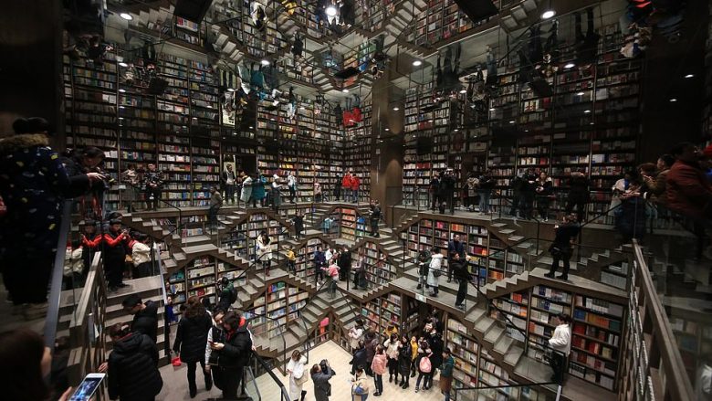 Libraria kineze me rafte të rrethuara nga shkallët (Foto)