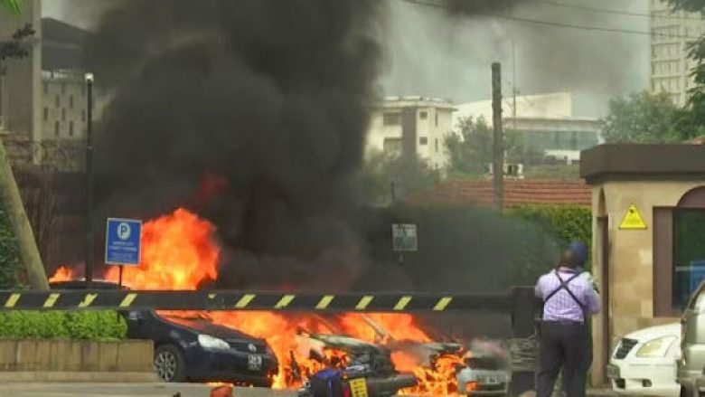 Sulmohet me armë zjarri një hotel në kryeqytetin e Kenias