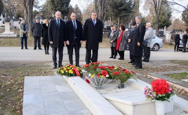 Delegacioni i Qeverisë së Maqedonisë vendos kurora lulesh tek varri i Kiro Gligorovit