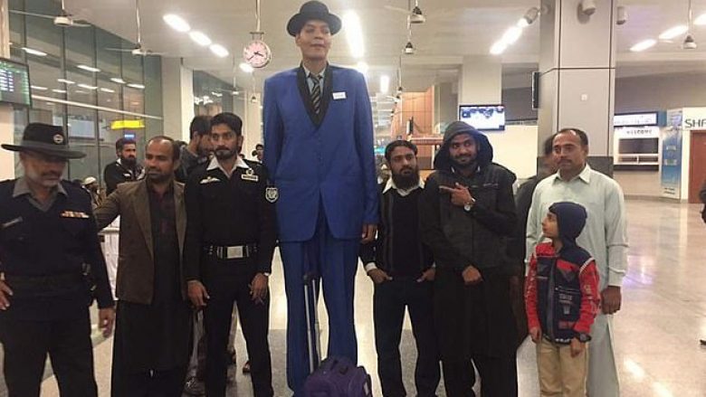Pakistanezi i gjatë afro dy metra e gjysmë, i mërzitur se nuk po gjen të dashur (Video)