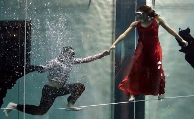 Partnerët thyen rekord me vallëzimin më të gjatë nën ujë (Video)