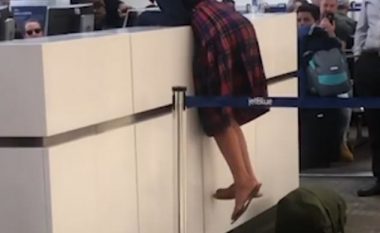 Pasagjerja e dehur me sjellje të ashpra ndaj punonjësit të aeroportit (Video)