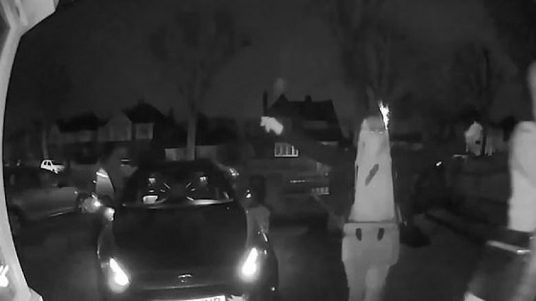 Plaçkitësve iu deshën vetëm 30 sekonda, për ta vjedhur një veturë që aktivizohet pa çelës (Video)