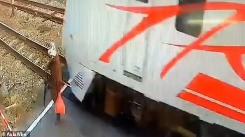 Plaka me fat që mbeti gjallë, kaloi nëpër binarë në sekondën që po afrohej treni (Video)
