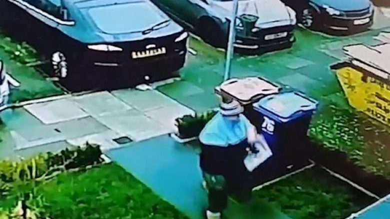 Postieri i pandërgjegjshëm ia hodhi pakot në një kontejner (Video)
