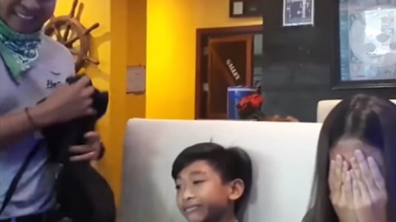 Qëndroi tri vite jashtë shtetit, befasoi fëmijët e tij duke shërbyer si kamerier i maskuar (Video)