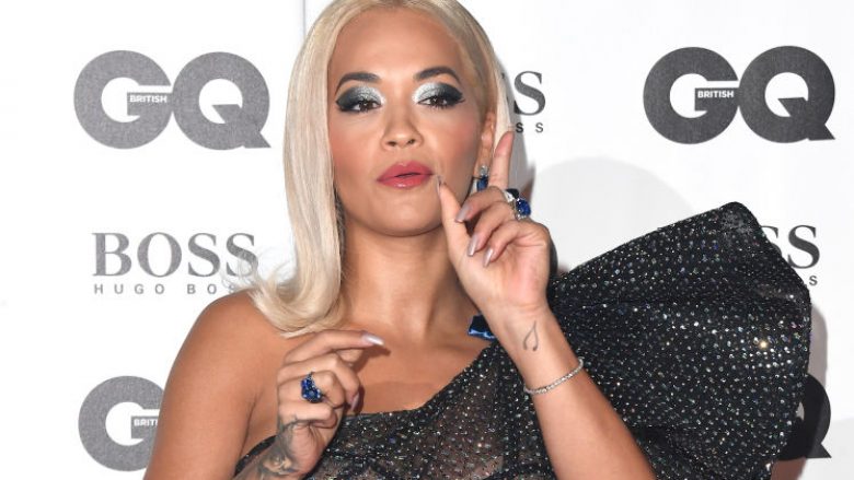 Rita Ora zbulon disa prapaskena të xhirimeve të reklamës të markës së këpucëve “Giuseppe Zanotti”