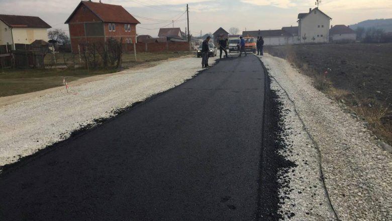 Rruga që i lidh fshatrat e Artakollit me Vushtrrinë përfundon këtë vit, janë ndarë 1.3 milion euro për përfundimin e saj (Video)