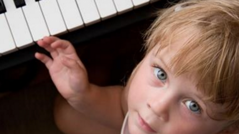 Nëse dëshironi ta shpejtoni zhvillimin e trurit te fëmijët, mësojuni muzikë