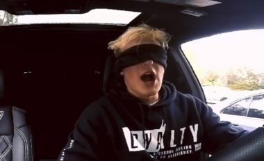 Tjetër “çmenduri sociale” – njerëzit edhe po i vozisin veturat me sytë e mbyllur (Foto/Video)