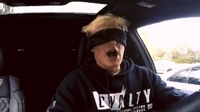 Tjetër “çmenduri sociale” – njerëzit edhe po i vozisin veturat me sytë e mbyllur (Foto/Video)