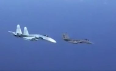 Për pak nuk ndodhi “konfrontimi i rrezikshëm”: Pamje që thuhet se tregojnë aeroplanin rus që i afrohet atij amerikan, mbi Detin e Zi (Video)