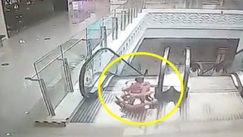 Foshnja në karrocë fillon të “rrëshqasë” shkallëve lëvizëse në një qendër tregtare, shpëtohet “në momentin e fundit” (Video)