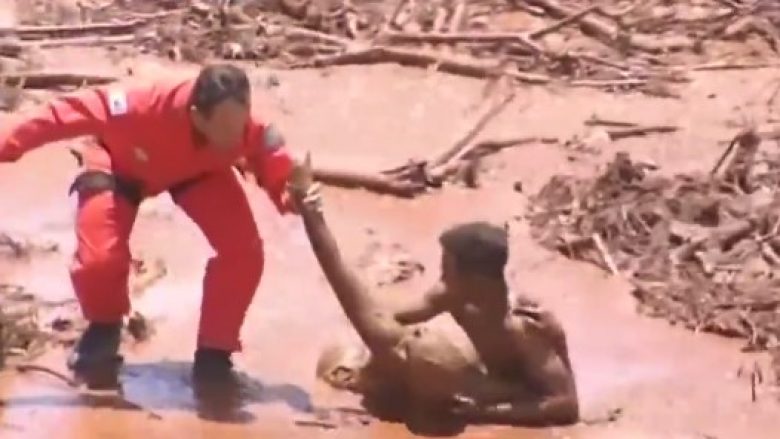 Dhjetëra të vdekur nga shembja e digës në Brazil, kjo grua ishte me fat – momenti kur ajo nxirret prej baltës nga ekipet e shpëtimit (Video)