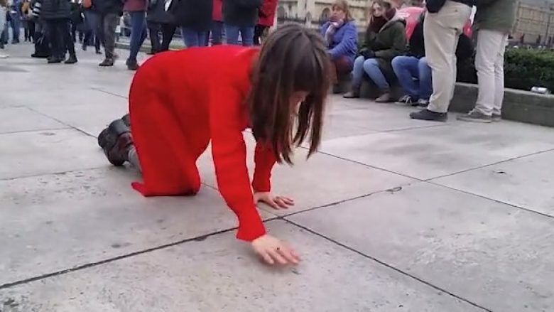 Të gjithë të habitur me “zonjën në të kuqe” që po “zvarritet me këmbë e duar” në qendër të Londrës! (Foto)