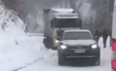 Pamje të rralla: Momenti kur vetura Audi Q7 nxjerr një kamion të bllokuar nga bora (Video)