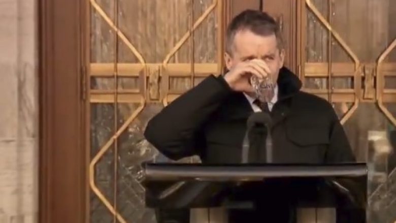 Tentoi të pinte një gllënjkë, por uji në gotë ishte ngrirë – reagimi i ministrit kanadez (Video)