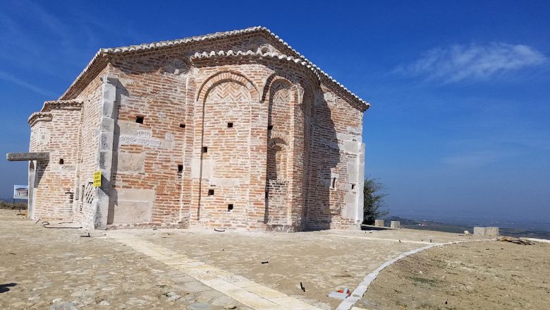 Restaurohet Kisha e shekullit XIII në Roskovec