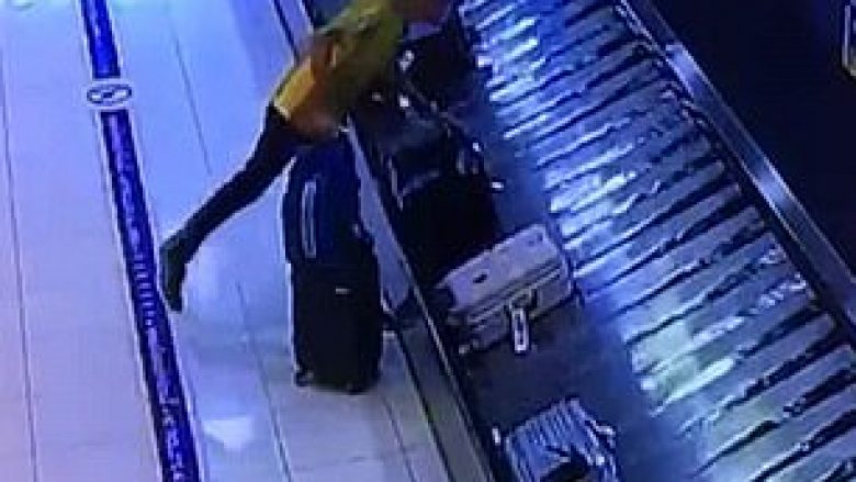 Shëtiste botën për të vjedhur bagazhe, hajni serik u kap në aeroportin e Bangkokut duke marrë një valixhe (Video)