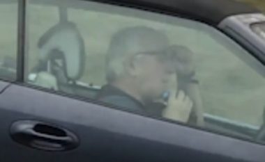 Shoferi rregullonte mjekrën me makinën elektrike, derisa voziste nëpër autostradë (Video)