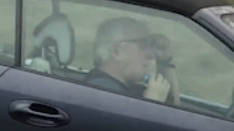 Shoferi rregullonte mjekrën me makinën elektrike, derisa voziste nëpër autostradë (Video)