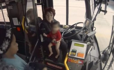 Shoferja ndali autobusin për të marrë një fëmijë që po lëvizte këmbëzbathur (Video)
