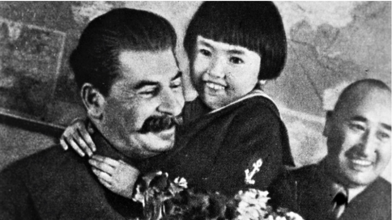 “Miku i fëmijëve”: Historia e errët pas fotos së famshme të Stalinit!