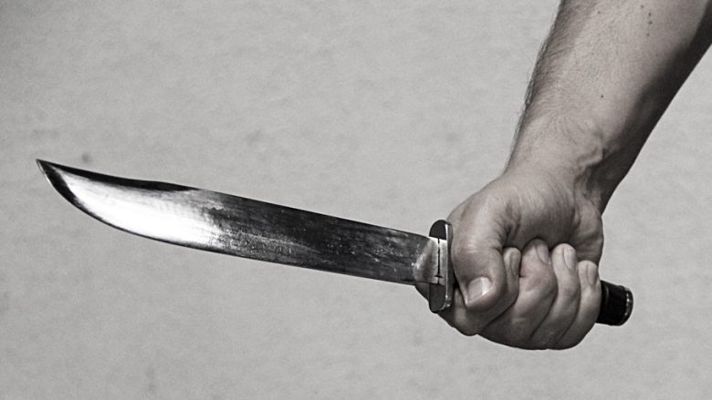 Sulmoi me thikë tre persona në një stacion trenash në Mançester (Foto)