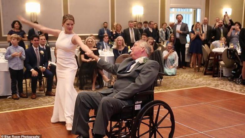 Vallëzimi mbresëlënës i nuses me babanë e saj në karrocë (Video)