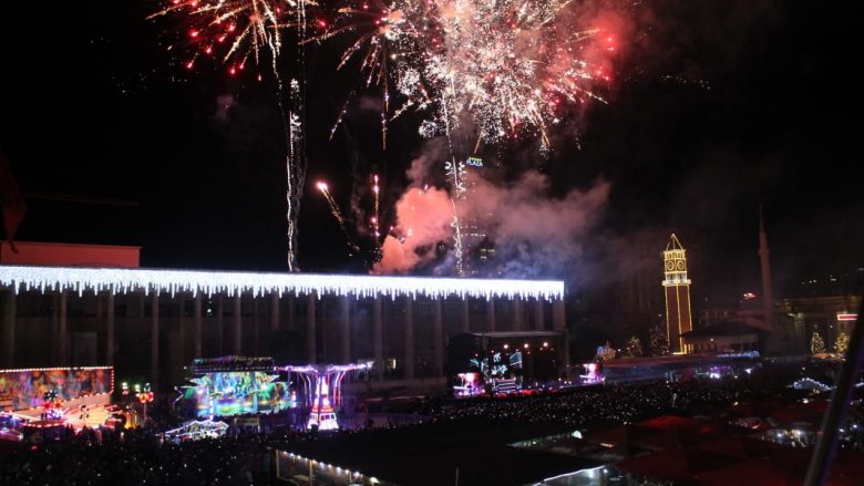Viti i Ri në Tiranë, spektakël fishekzjarresh në Sheshin ‘Skënderbej’ (Foto)