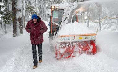 Banorët dhe qindra turistë bllokohen nga bora e madhe në alpet zvicerane
