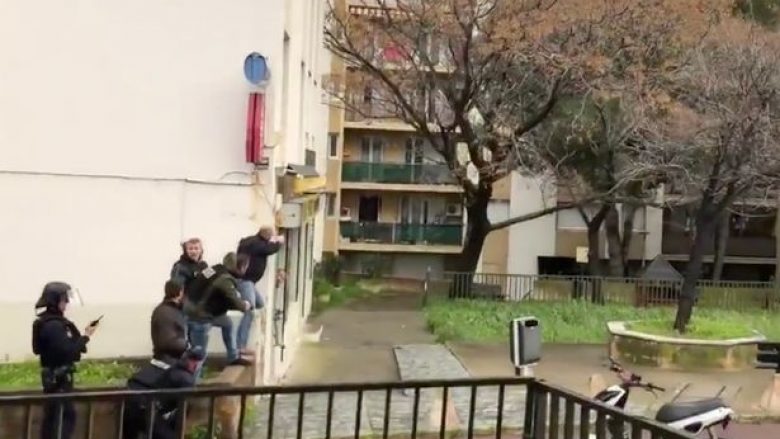 “Snajperisti” hap zjarr, një i vdekur dhe gjashtë të plagosur në ishullin francez të Korsikës (Foto/Video)