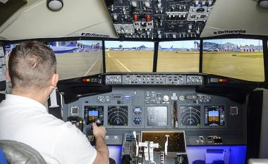 Ndërtoi një simulator të fluturimit brenda në shtëpi, mund të mendoni se vërtet jeni në aeroplan (Foto)