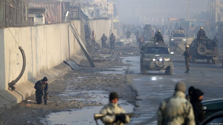 Vriten dhjetëra trupa afgane, derisa rinisin bisedimet për paqe