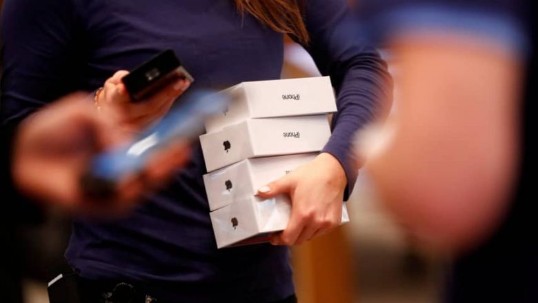 Apple urdhëron tërheqjen e iPhoneve nga dyqanet në Gjermani