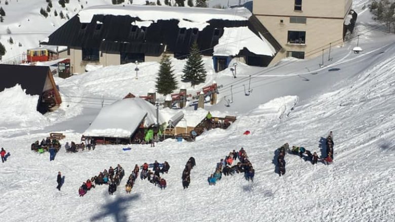ARIAN – Studentët e FEFS solidarizohen me skijatorin e ndjerë, Arian Daci