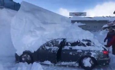 Bora deri në tri metra, pamje që tregojnë se sa vështirë e patën të largohen mysafirët e një hoteli në Austri (Video)