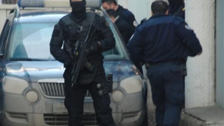 Tre të arrestuar për grabitjen me armë në Deçan