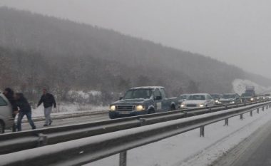 Bora shkakton kolonë të gjatë në magjistralen Prishtinë-Pejë (Video)