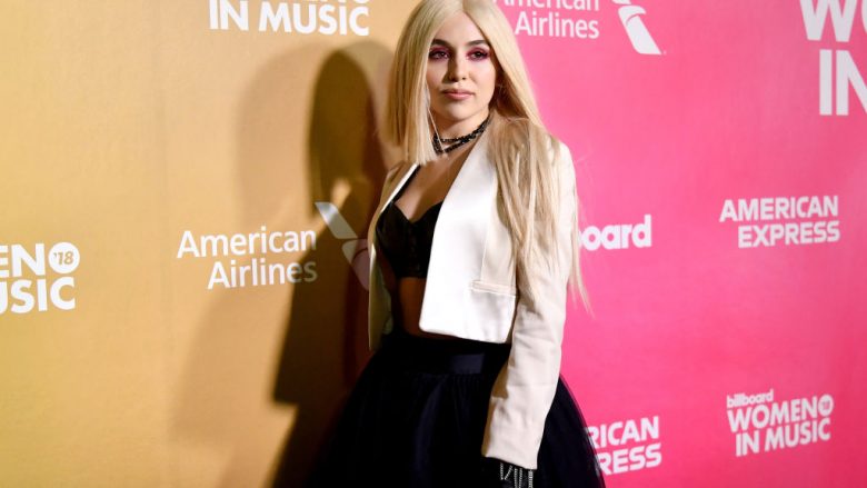 Njihuni me Ava Max – këngëtarja tjetër shqiptare që po ngjitet me sukses në skenën e muzikës botërore