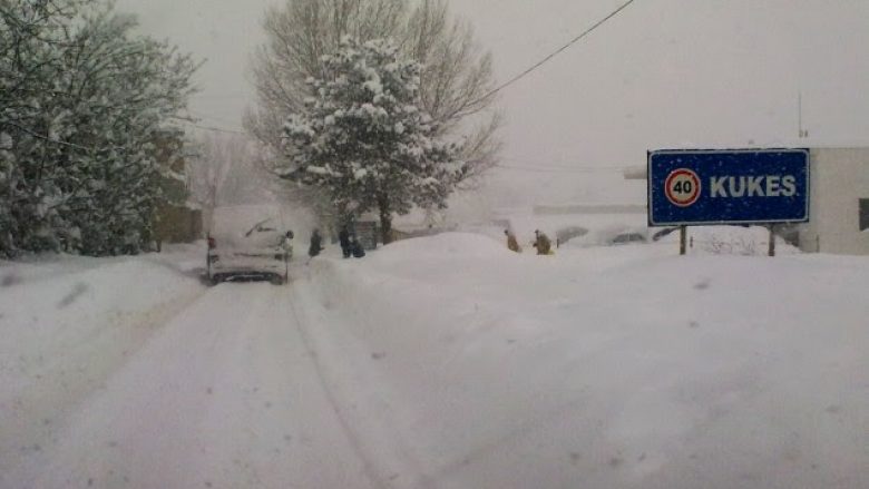 Reshjet e borës mbyllin 280 shkolla në Shqipëri