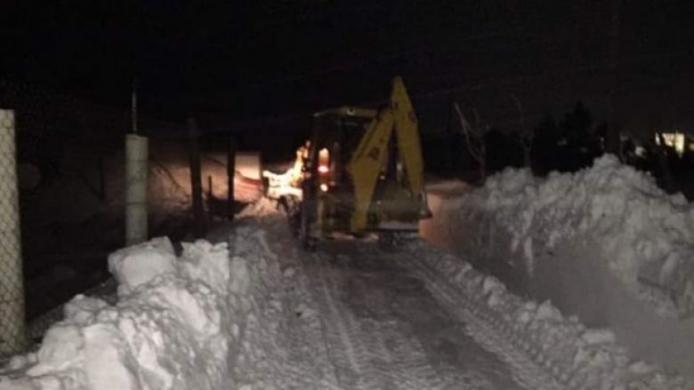 Reshjet e borës, mbeten të bllokuara disa fshatra në Shqipëri